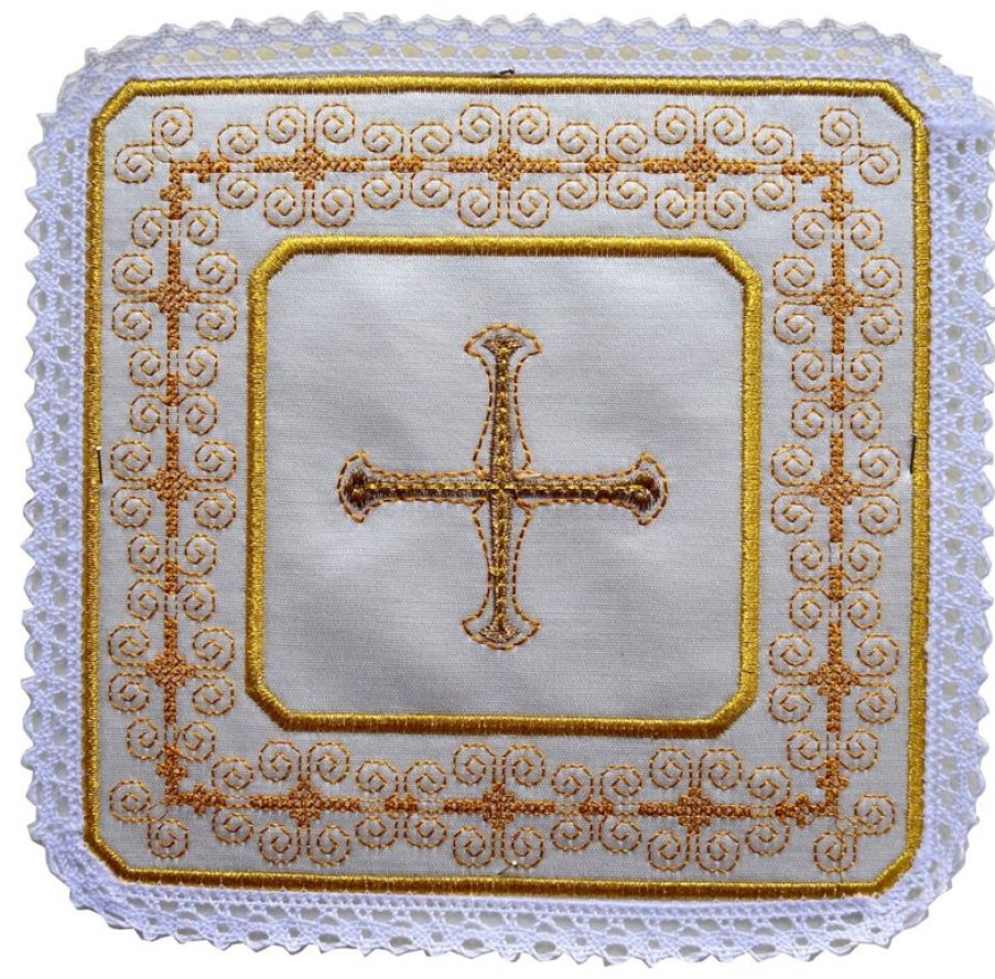 Chorus by Ricamificio Umbro - Catalogo Palla Copricalice Chorus Quadrata In Raso Di Seta Con Merletto E Ricamo Croce Punto Assisi - Bianco Catholic Priest & Liturgical Vestments