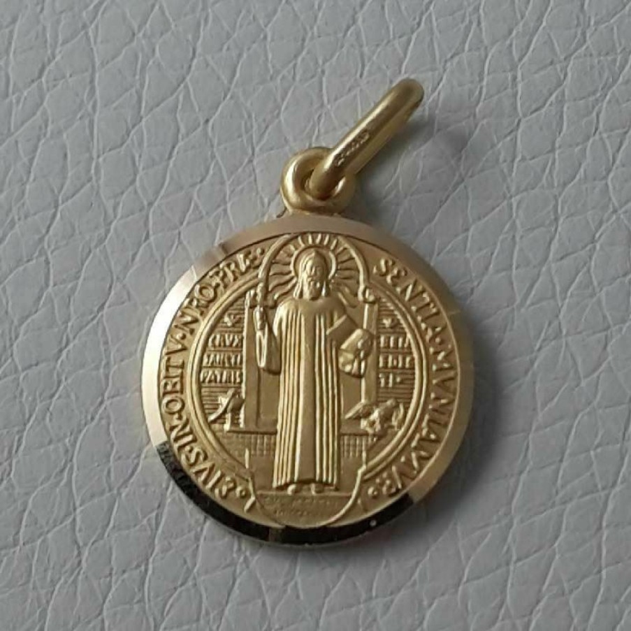 Vaticanum Gioielli in Oro Croce Di San Benedetto Crux Sancti Patris Benedicti Medaglia Sacra Pendente Tonda Conio Gr 2,9 Oro Giallo 18Kt Bordo Liscio Uni Donna Uomo First Communion