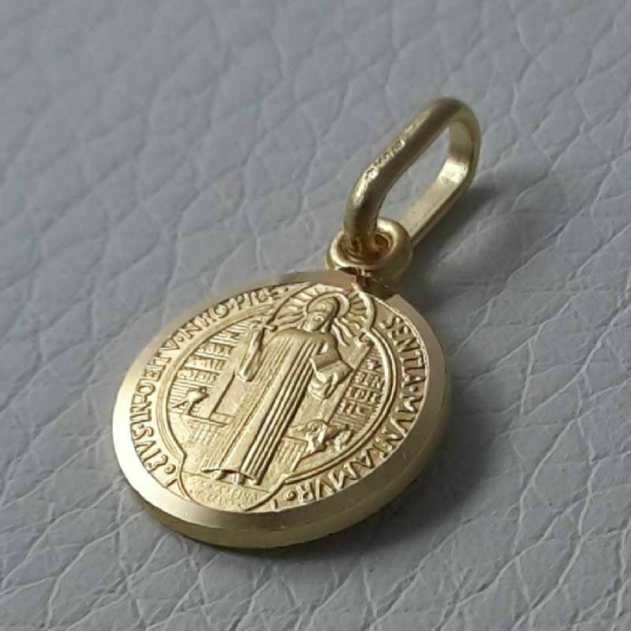 Vaticanum Gioielli in Oro Croce Di San Benedetto Crux Sancti Patris Benedicti Medaglia Sacra Pendente Tonda Conio Gr 1,75 Oro Giallo 18Kt Bordo Liscio Uni Donna Uomo First Communion