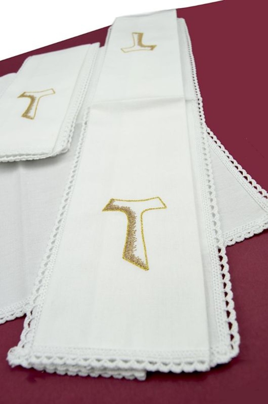 Chorus by Ricamificio Umbro - Catalogo Servizio Messa Completo Chorus 4 Pezzi In Misto Lino Bianco Ricamo Croce Tau Catholic Priest & Liturgical Vestments