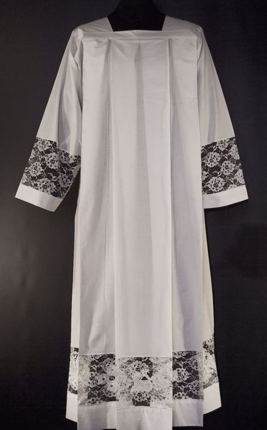 Confezioni e Ricami 1926 - Paramenti Sacri su Misura Su Misura Cotta Liturgica Collo Quadro Pizzo Rose Con Ricamo Sovrapposto Agnello Pellicano Croce Misto Cotone Bianco Catholic Priest & Liturgical Vestments