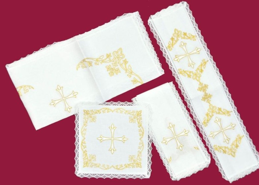 Chorus by Ricamificio Umbro - Catalogo Servizio Messa Completo Chorus 4 Pezzi In Puro Lino Bianco Ricamo Croce Gigliata Con Filati In Oro E Merletto Altar Cloths