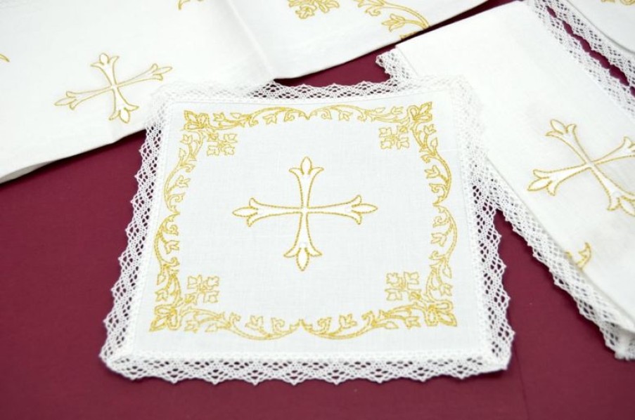 Chorus by Ricamificio Umbro - Catalogo Servizio Messa Completo Chorus 4 Pezzi In Puro Lino Bianco Ricamo Croce Gigliata Con Filati In Oro E Merletto Altar Cloths