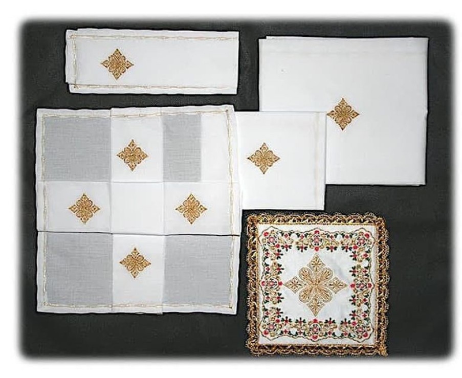 Confezioni e Ricami 1926 - Paramenti Sacri su Misura Servizio Santa Messa Set Completo 5 Pezzi Ricamato Terital Di Cotone E Raso Bianco Altar Cloths