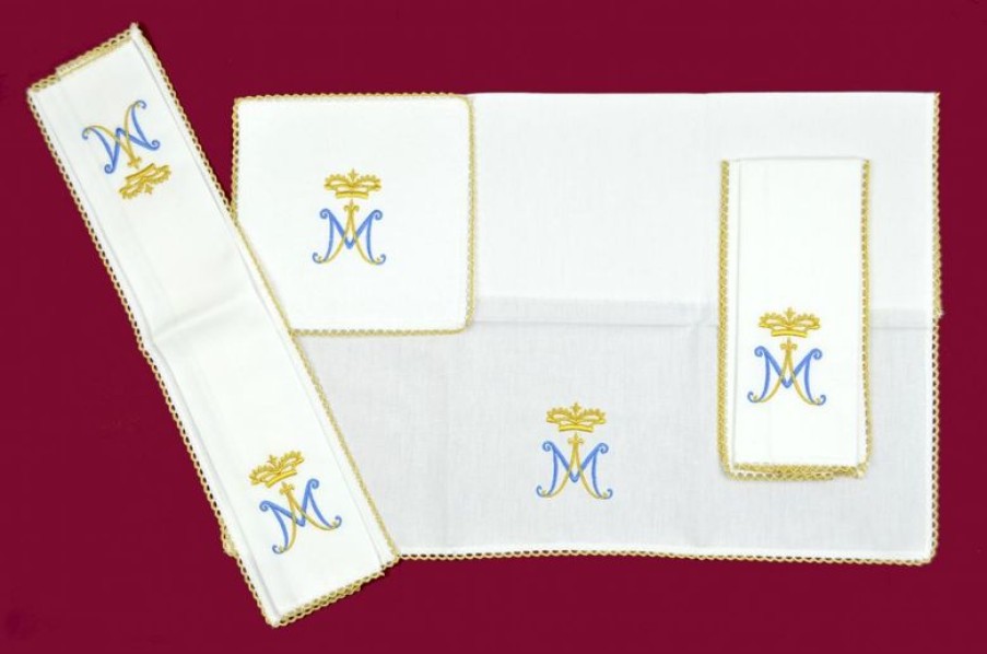 Chorus by Ricamificio Umbro - Catalogo Servizio Messa Completo Mariano Chorus 4 Pezzi In Misto Lino Bianco Ricamo Diretto "M" E Corona - Filati Oro E Seta Catholic Priest & Liturgical Vestments