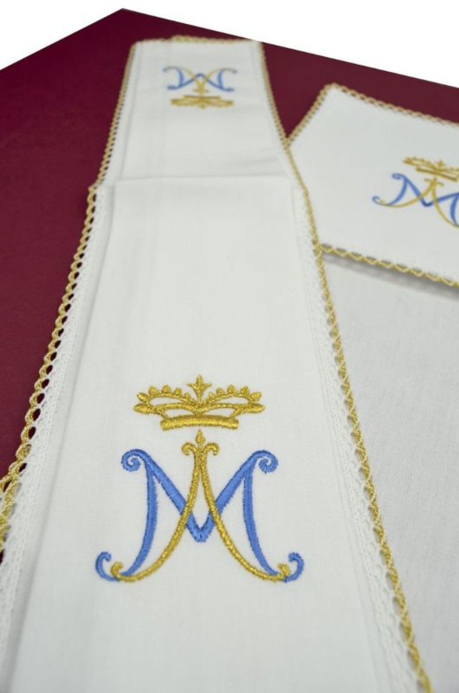 Chorus by Ricamificio Umbro - Catalogo Servizio Messa Completo Mariano Chorus 4 Pezzi In Misto Lino Bianco Ricamo Diretto "M" E Corona - Filati Oro E Seta Catholic Priest & Liturgical Vestments