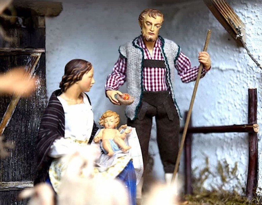 Original Heide Catalogo Bambino Inginocchiato Con Vitello Cm 30 (11,8 Inch) Presepe Vestito Hannah Alpin Statua In Legno Val Gardena Abiti In Tessuto Wall Crucifixes