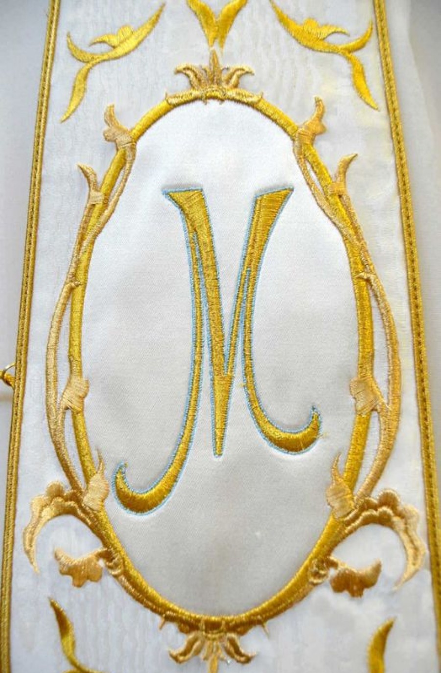 Chorus by Ricamificio Umbro - Catalogo Personalizzata Stola Sacerdotale Romana Mariana Chorus In Lana E Seta Moire Con Fiocco E Ricamo "M" E Immagine A Scelta - Bianca Catholic Priest & Liturgical Vestments