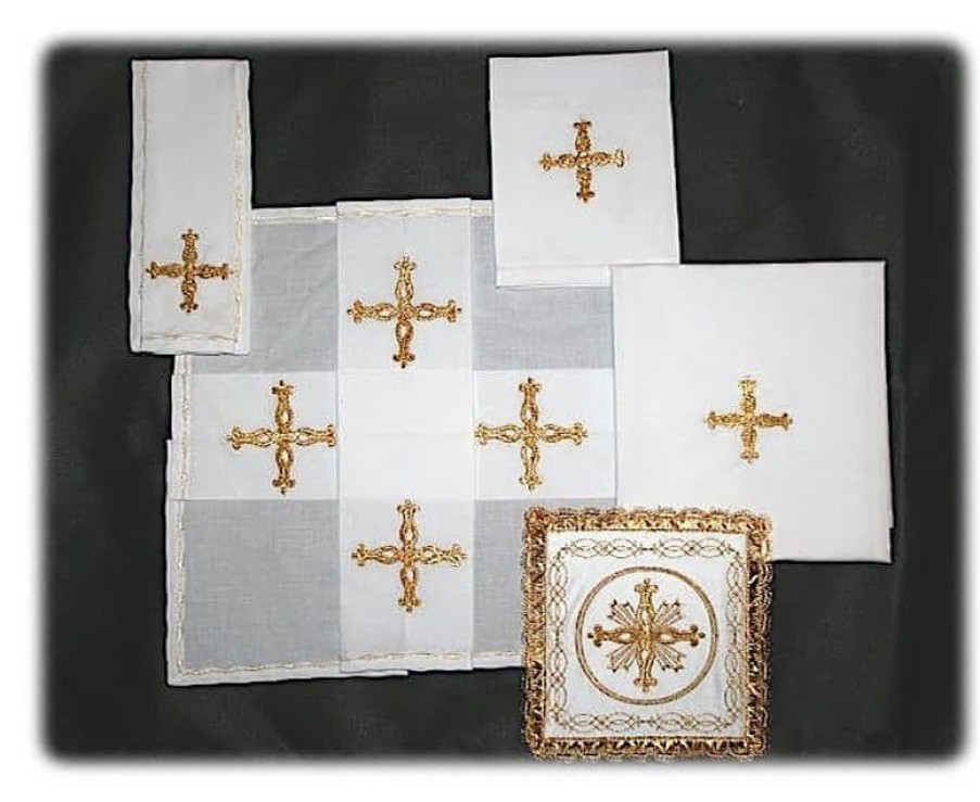 Confezioni e Ricami 1926 - Paramenti Sacri su Misura Servizio Santa Messa Set Completo 5 Pezzi Ricamato Terital Di Cotone E Raso Bianco Altar Cloths